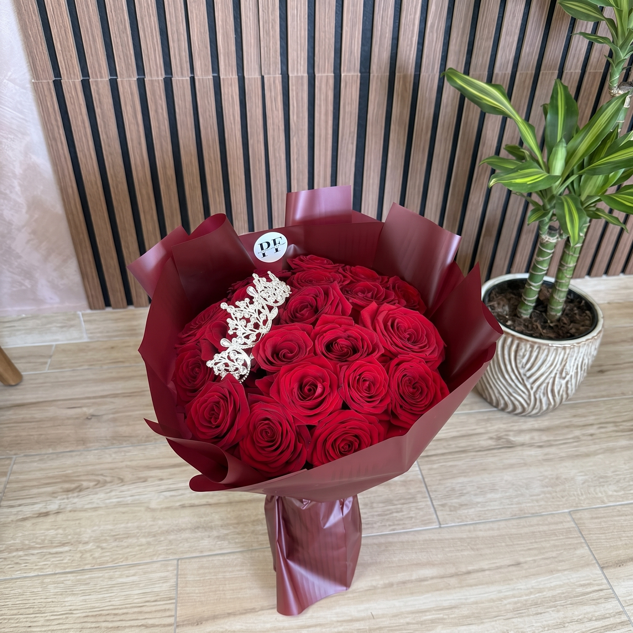 Bouquet Princesse - Roses Rouges & Couronne Image principale du produit