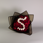 Bouquet Signature – Roses Rouges & Initiale Personnalisée