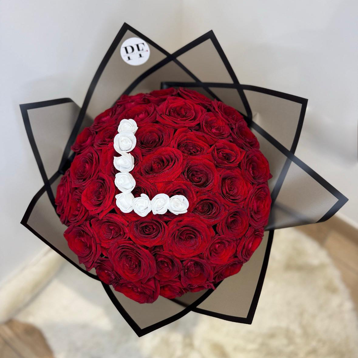 Bouquet Signature – Roses Rouges & Initiale Personnalisée Image principale du produit