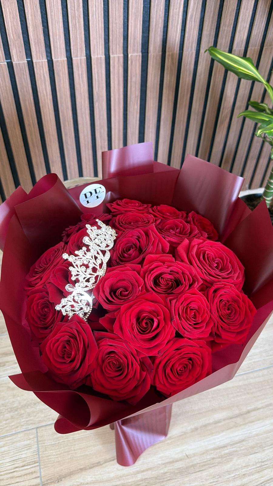 Bouquet Princesse - Roses Rouges & Couronne Image secondaire du produit