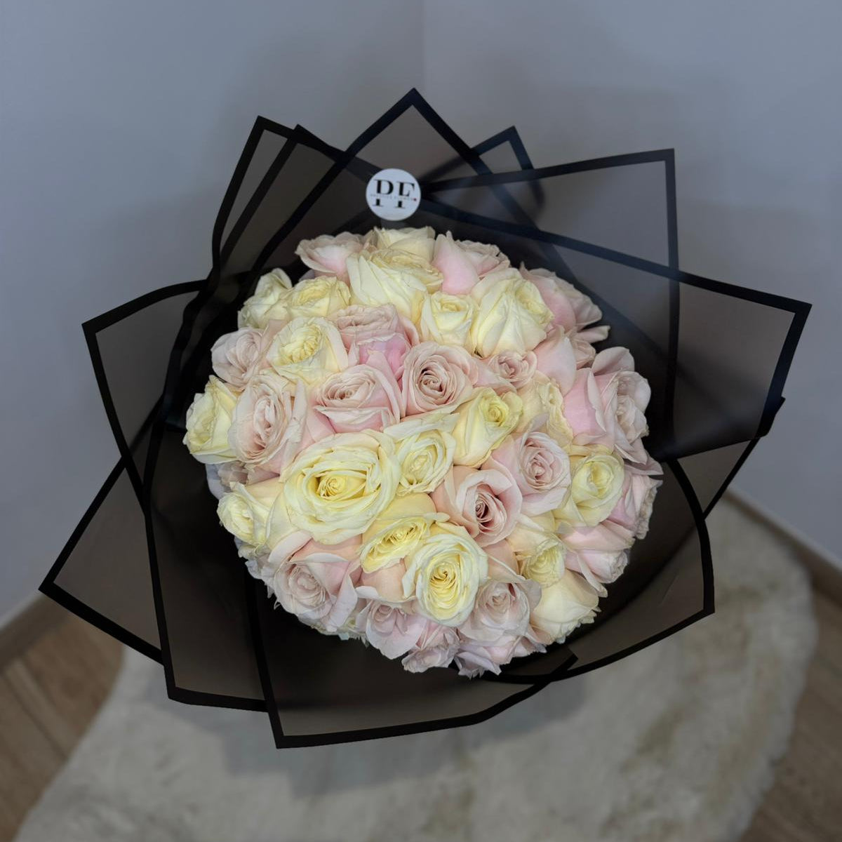 Bouquet Santorin – Roses Blanches & Roses Roses Lumineuses Image principale du produit