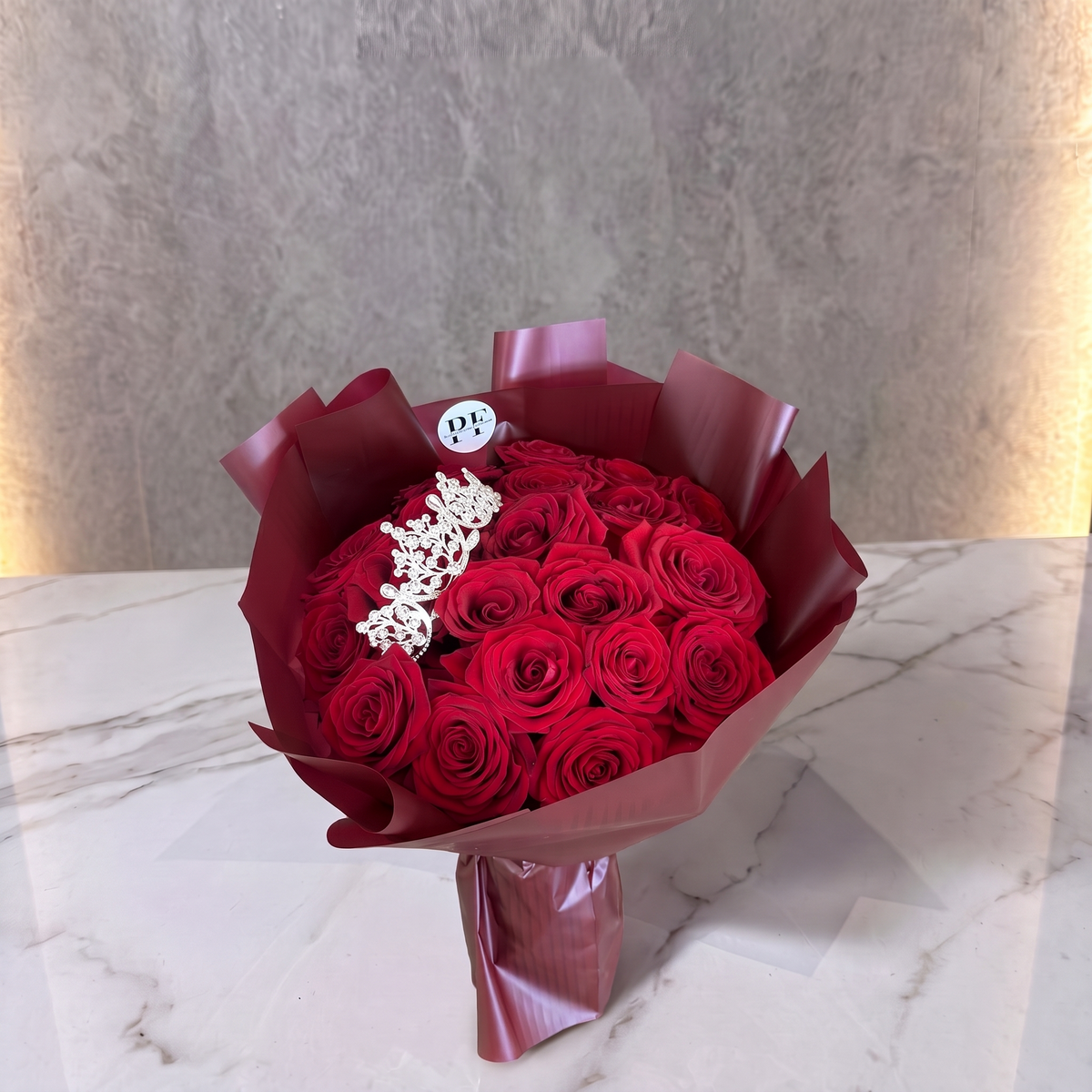 Bouquet Princesse - Roses Rouges & Couronne Image principale du produit